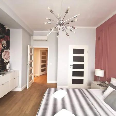 Unitapartament Delux: Elegant Center Near Zbawiciela Square Apartment